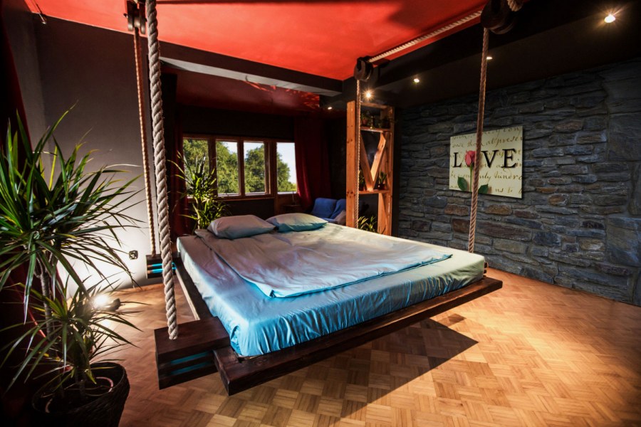 Кровать на цепях подвесная