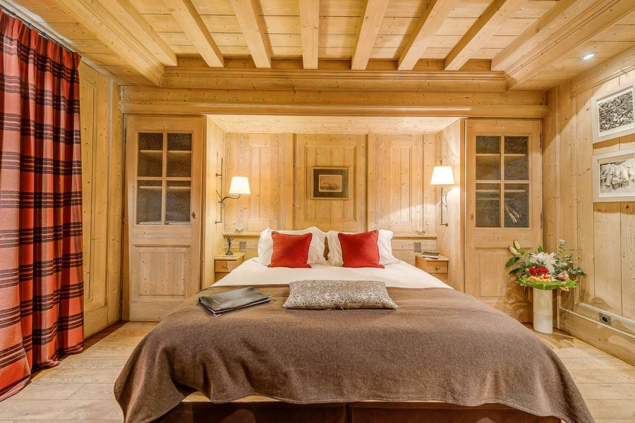 Кровать в деревянном доме