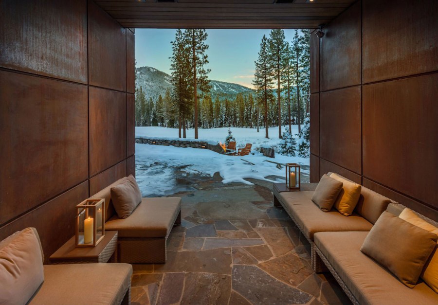 Интерьер с видом на озеро