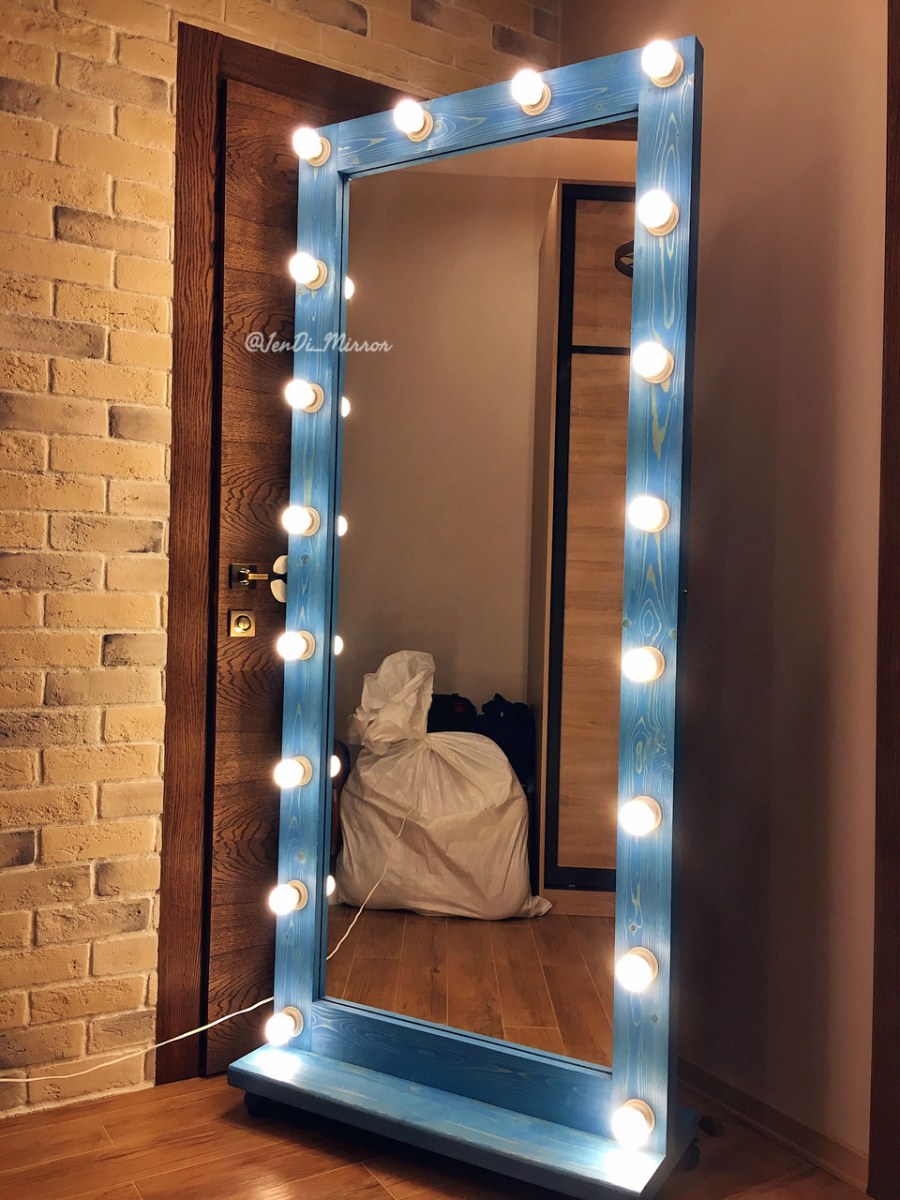 Гримерное зеркало с полкой