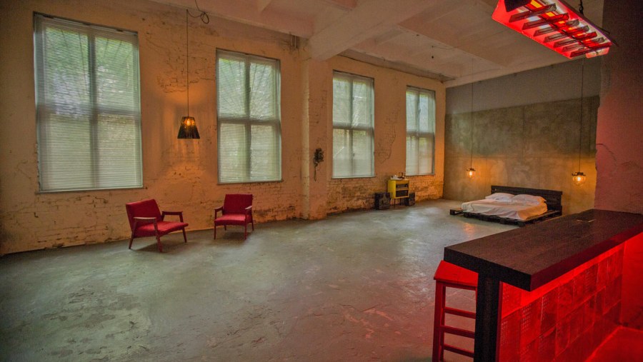 Профнастил в интерьере лофт