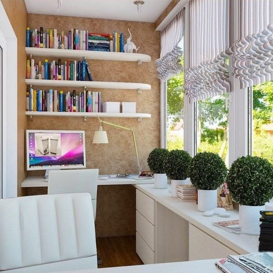 Компьютерный стол на лоджии