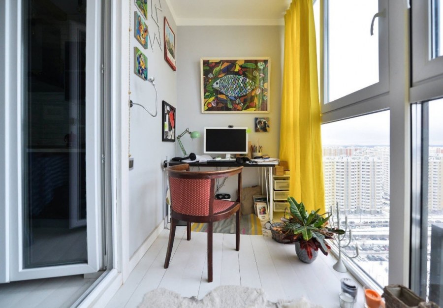 Интерьер балкона с рабочим местом