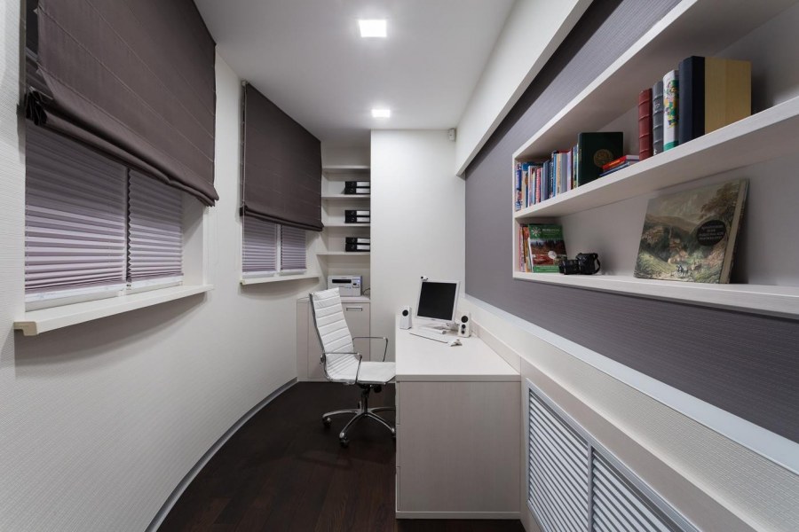 Письменный стол на балконе