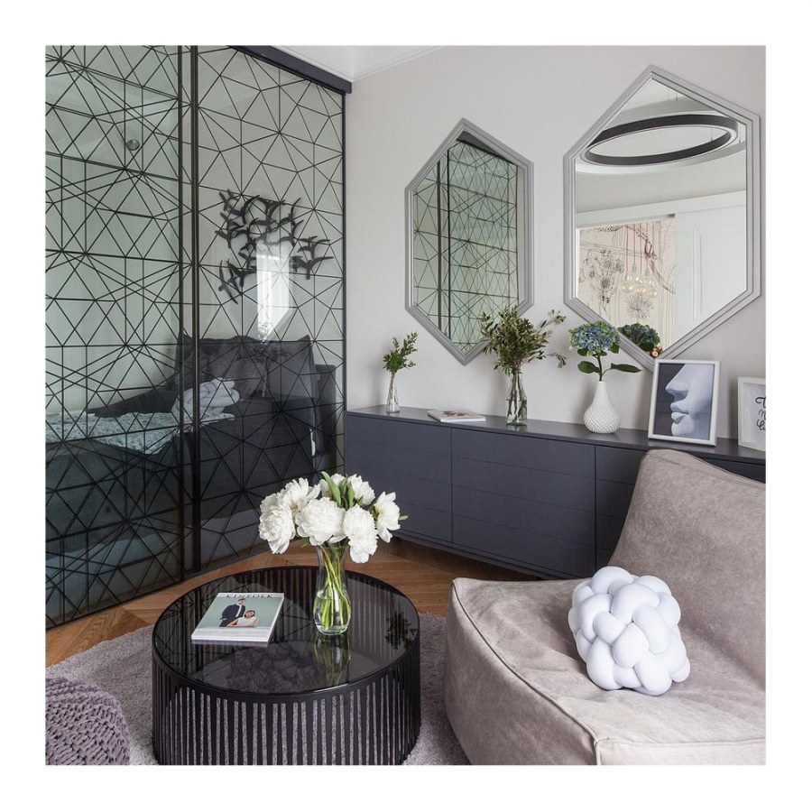 Стеклянная перегородка в комнату для зонирования