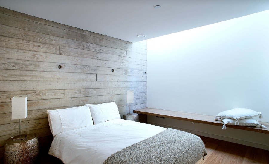 Комната с деревянной стеной