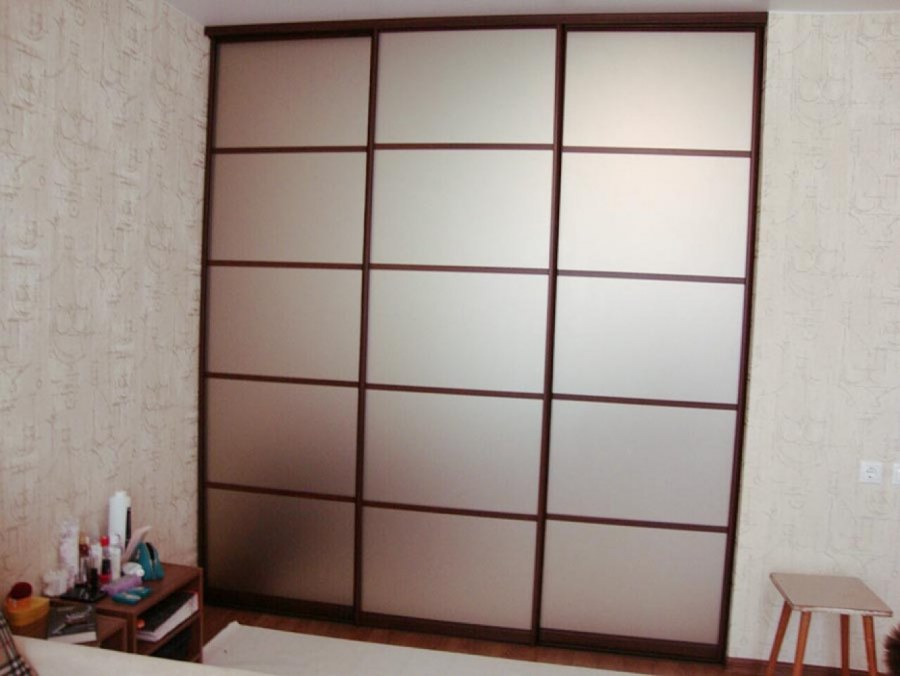 Шкаф с матовым стеклом