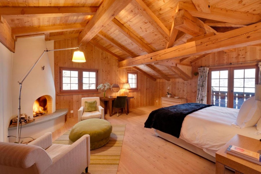 Уютный деревянный домик внутри