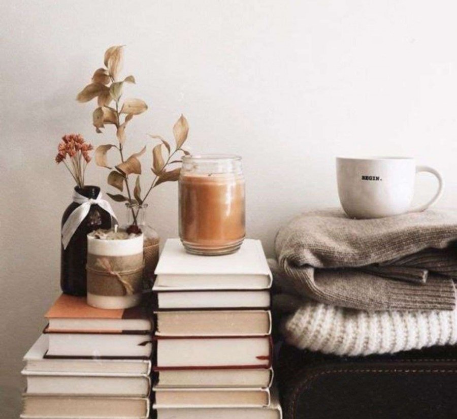 Уютная полка с книгами