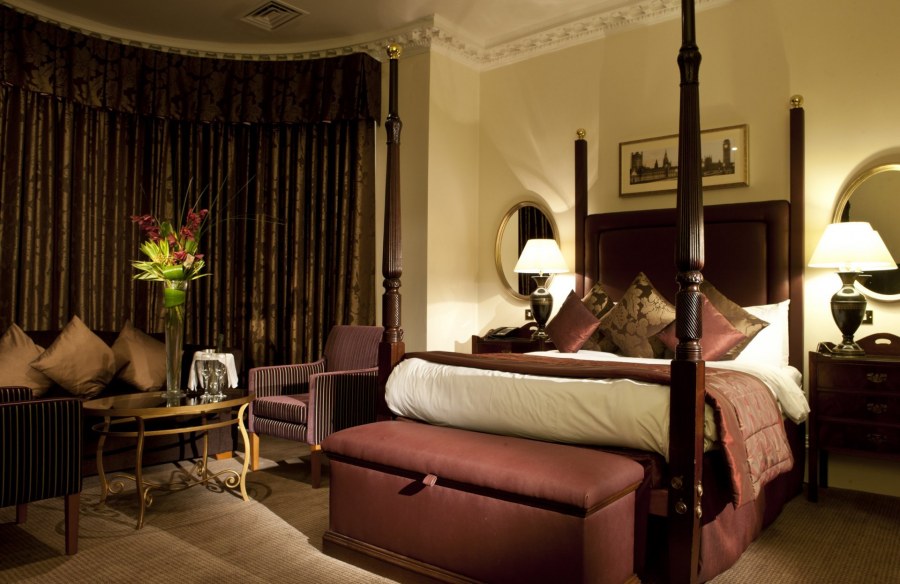 Темная спальня