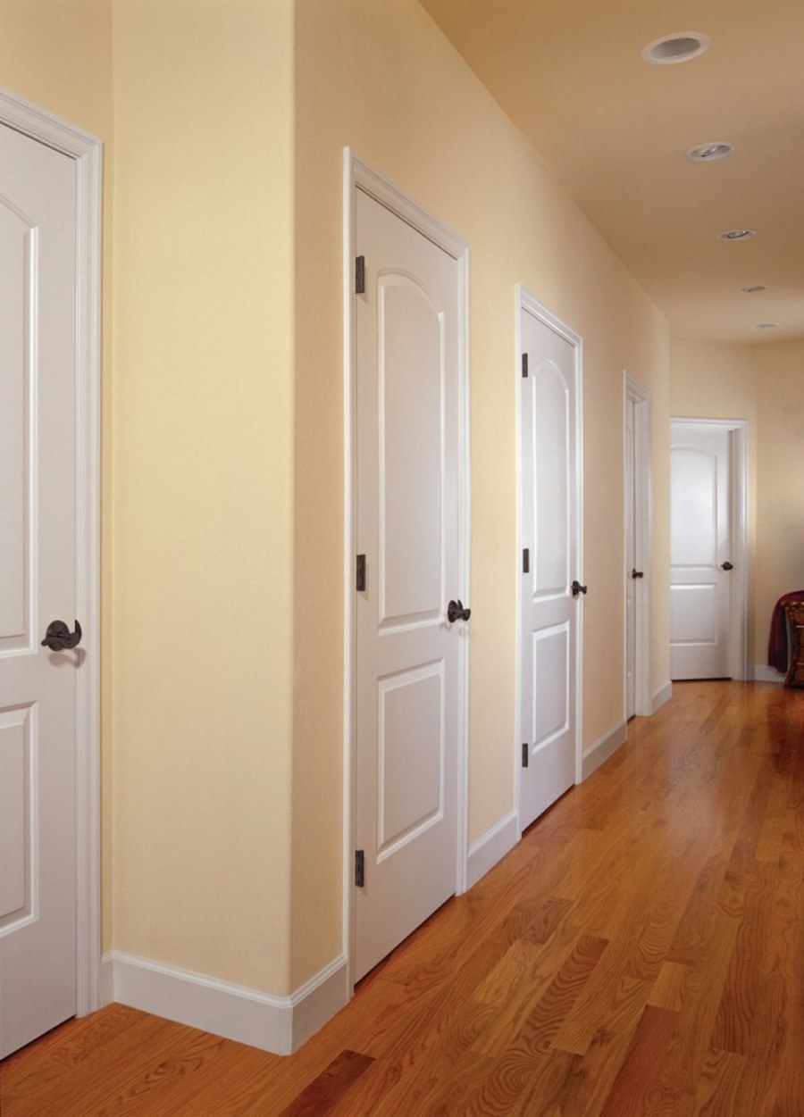 Коридор с белыми дверями