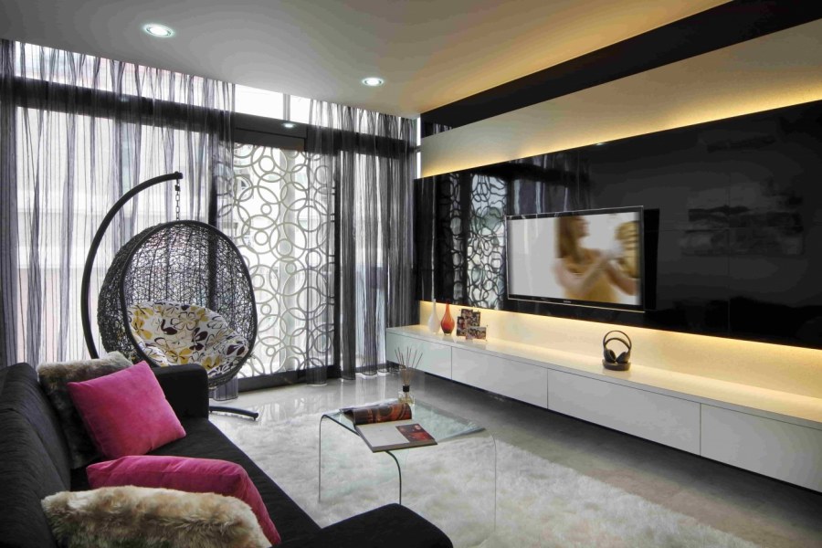 Телевизор в стеклянной панели