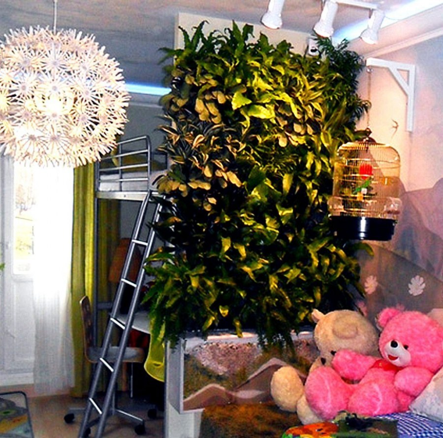 Детская комната с растениями