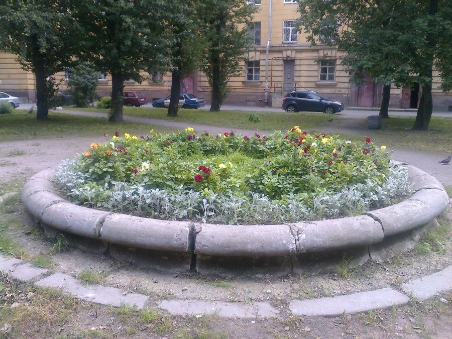 Цветочные часы в Костроме на набережной