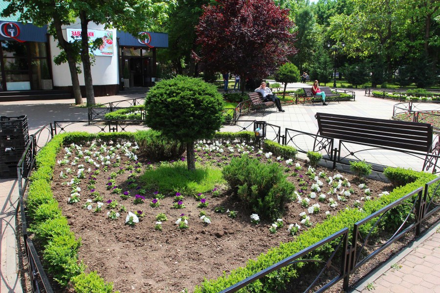 Клумба с фонтаном