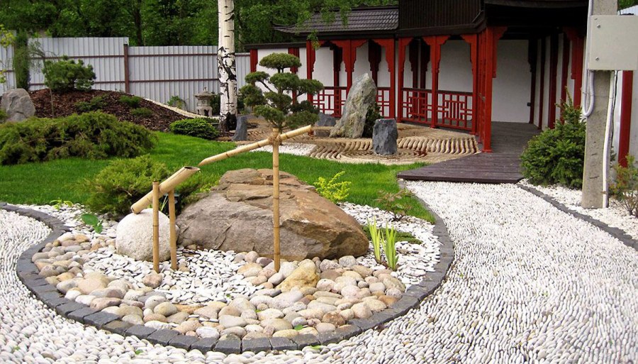 Японский сад цубо с прудом