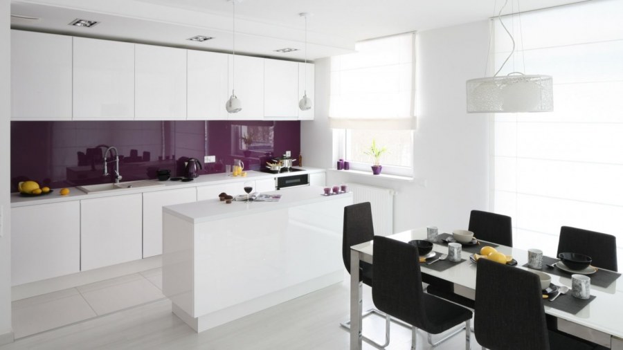 Белая кухня с сиреневыми акцентами