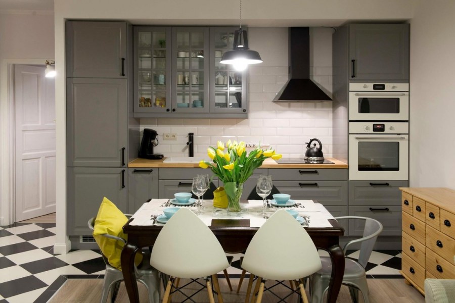 Кухня серая Будбин икеа с диваном