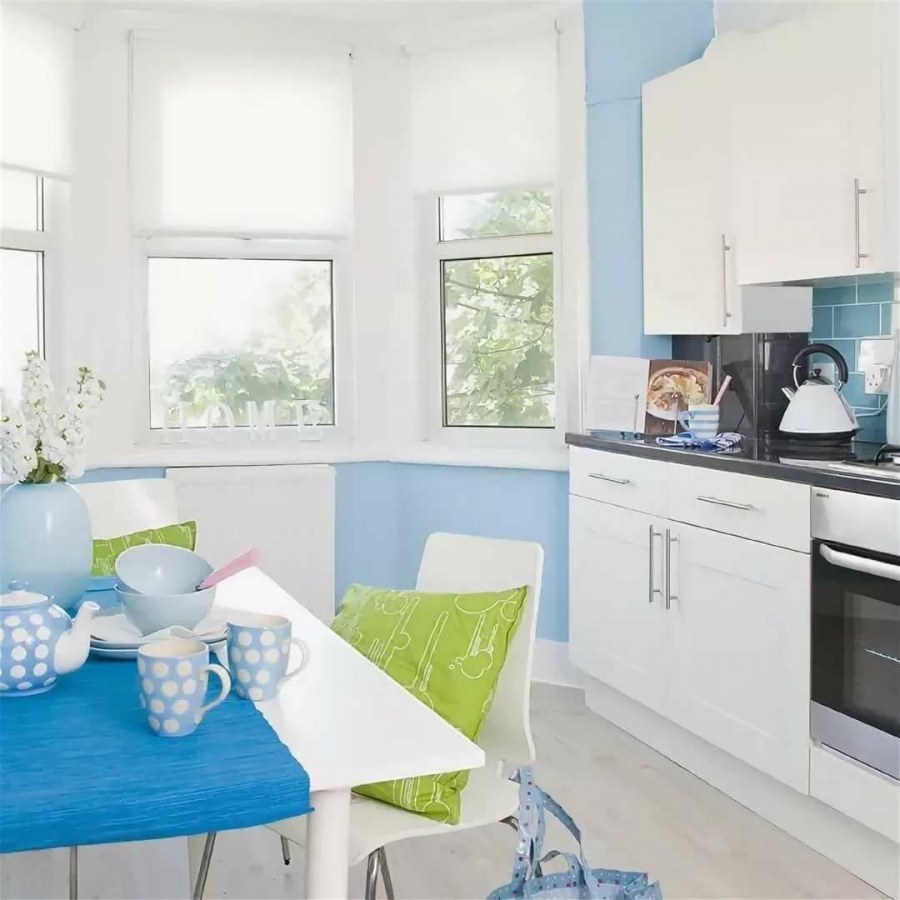 Кухня с голубыми стенами