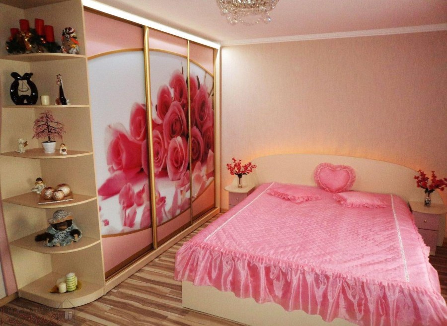 Шкаф в спальню розовый