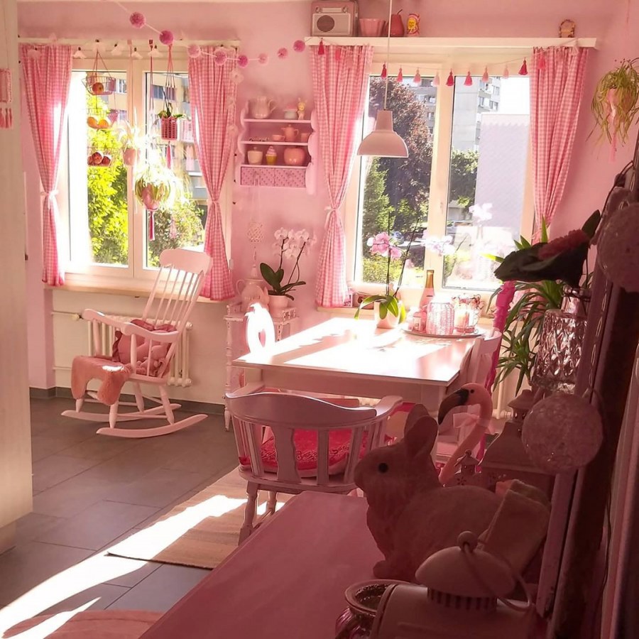 Женщина у которой вся квартира розовая