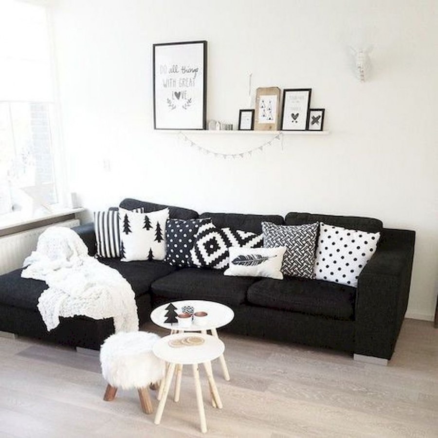 Черный диван с подушками