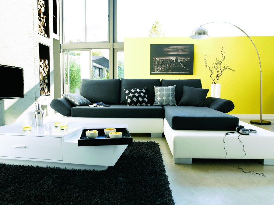 Интерьеры гостиной в чёрно-жёлтых тонах
