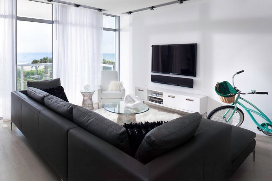 Гостиная с черным диваном