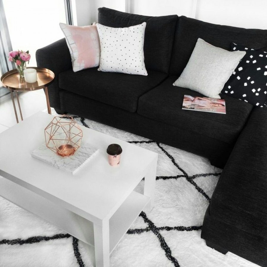 Диван для черно белой гостиной