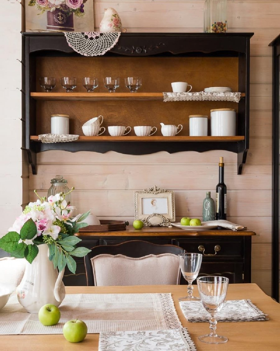 Открытые полки на кухне