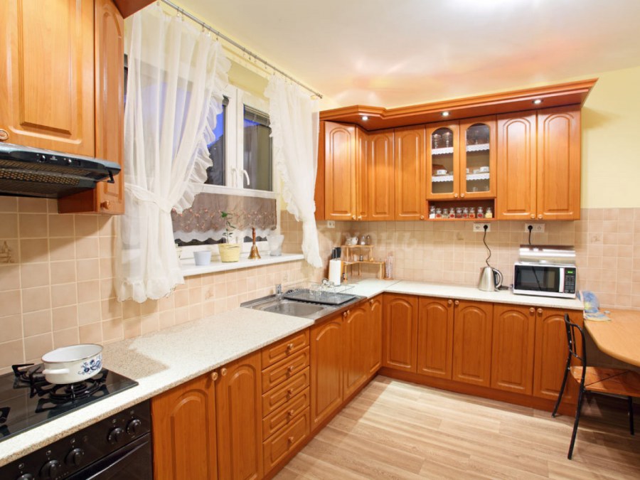 Угловая кухня с окном