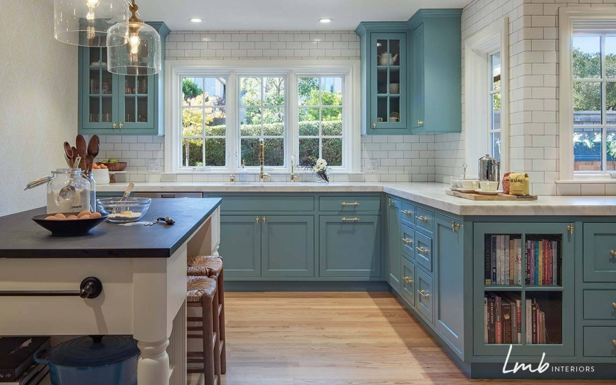 Интерьер кухни с большим окном