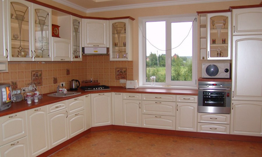 Угловая кухня с окном