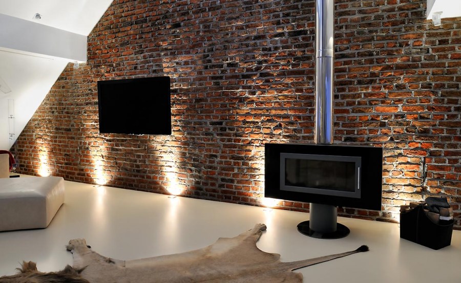 Кирпичная стена с подсветкой