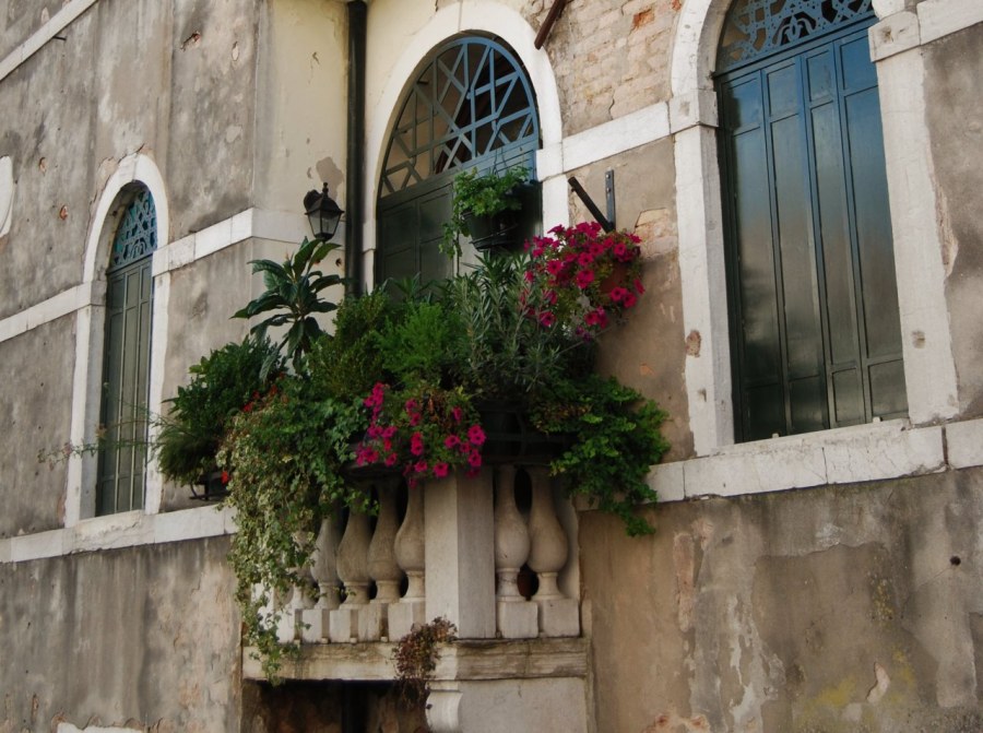 Окна с цветами Италия