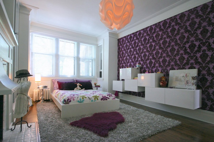 Интерьер комнаты с комбинированными обоями