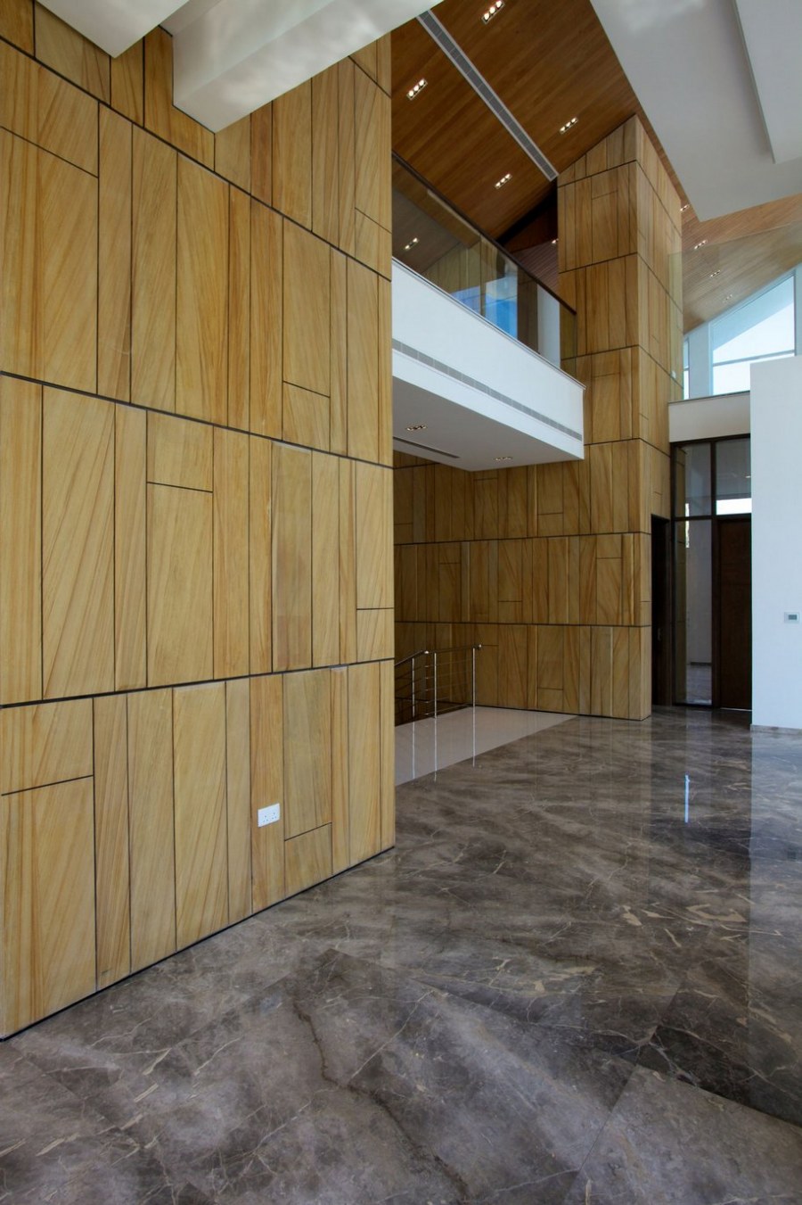 Ламинат на стене в офисе