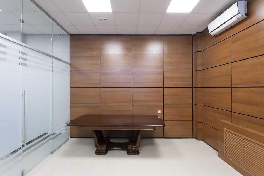 Гипсовиниловые панели в интерьере гостиной в современном интерьере