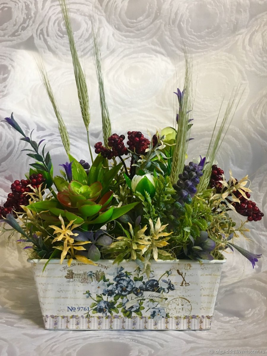 Искусственные цветы в корзинке