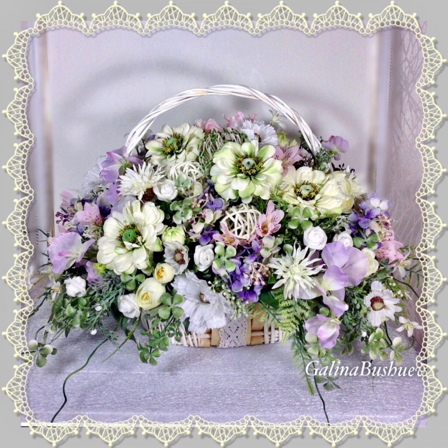 Композиция из искусственных цветов в корзине