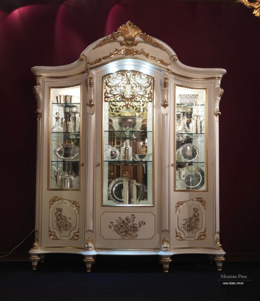 Сервант для гостиной в классическом стиле