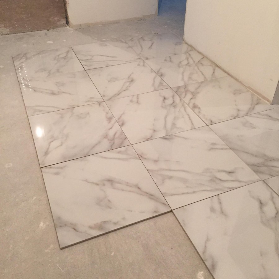 Мраморная плитка по диагонали