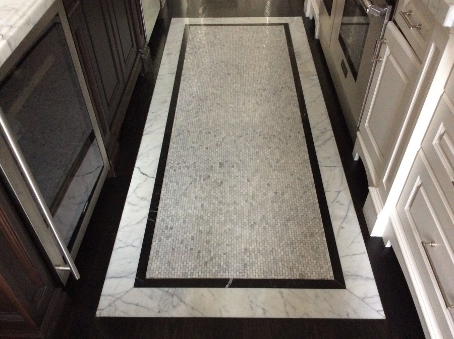 Мрамор на полу в прихожей