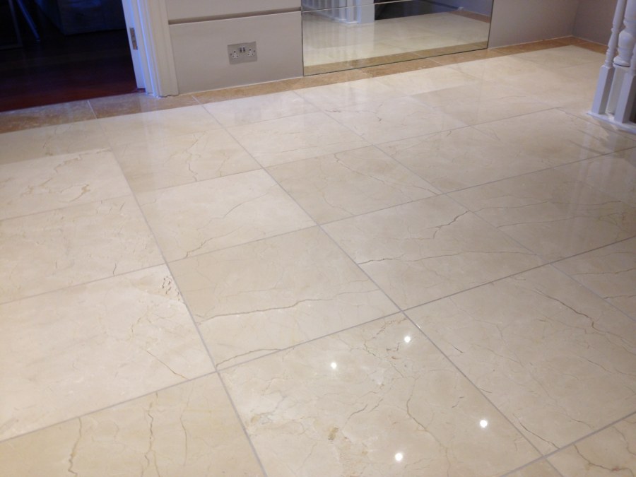 Глянцевая плитка для пола в прихожей