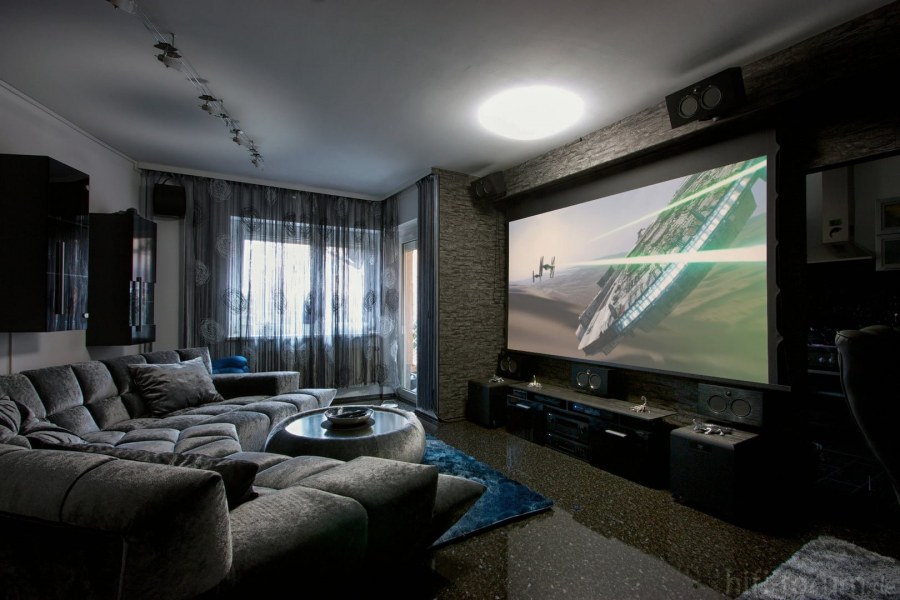 Комната с большим телевизором