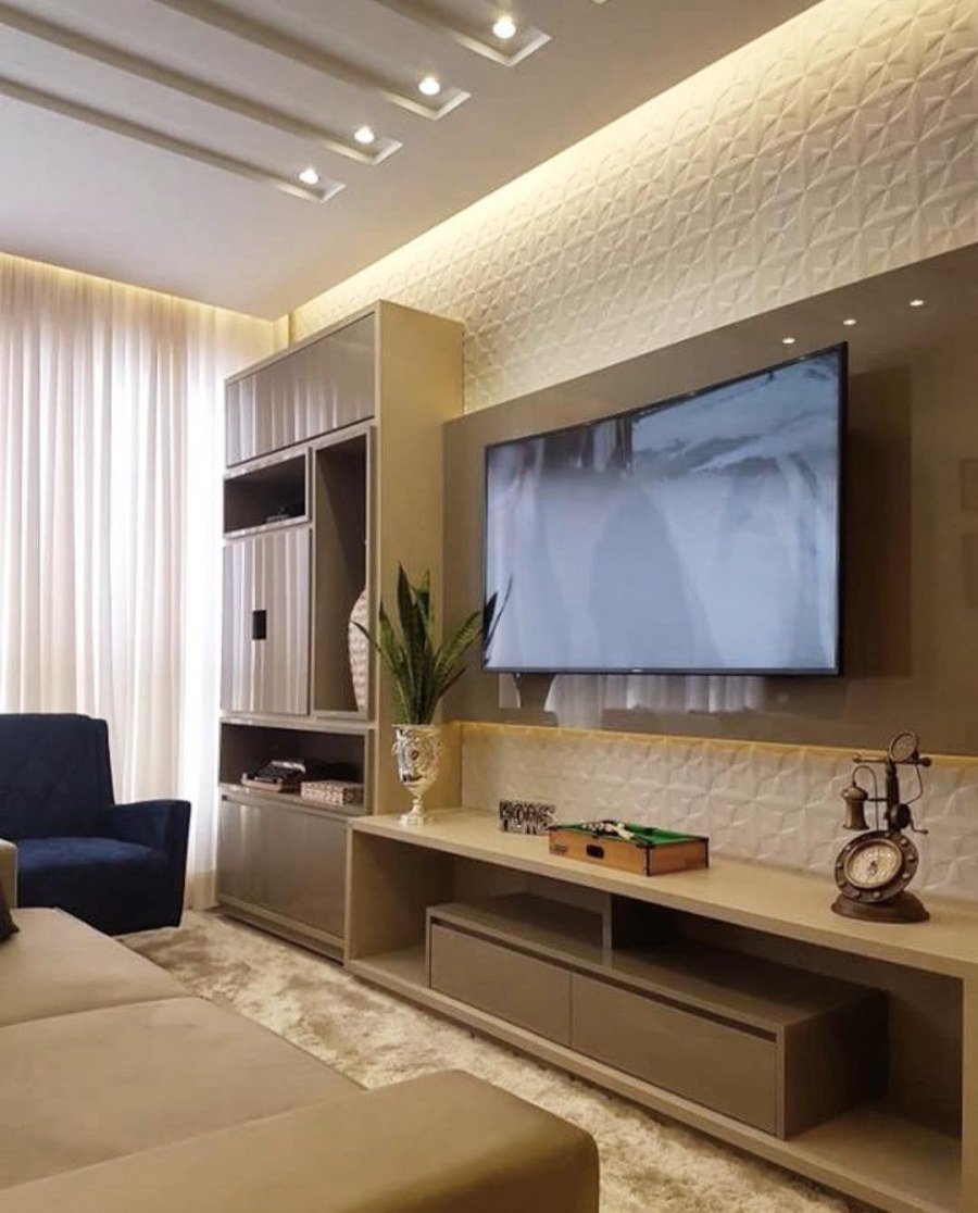 Гостиная с большим диваном и телевизором