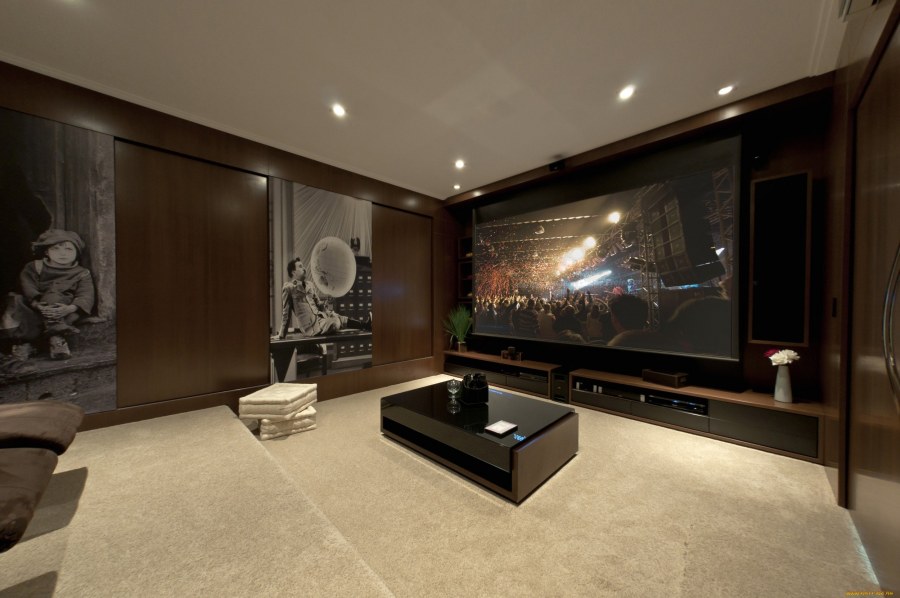 Гостиная с большим телевизором