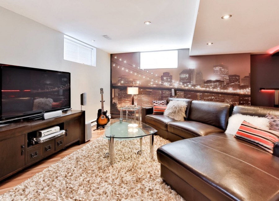 Пространство в гостинной с большим телевизором