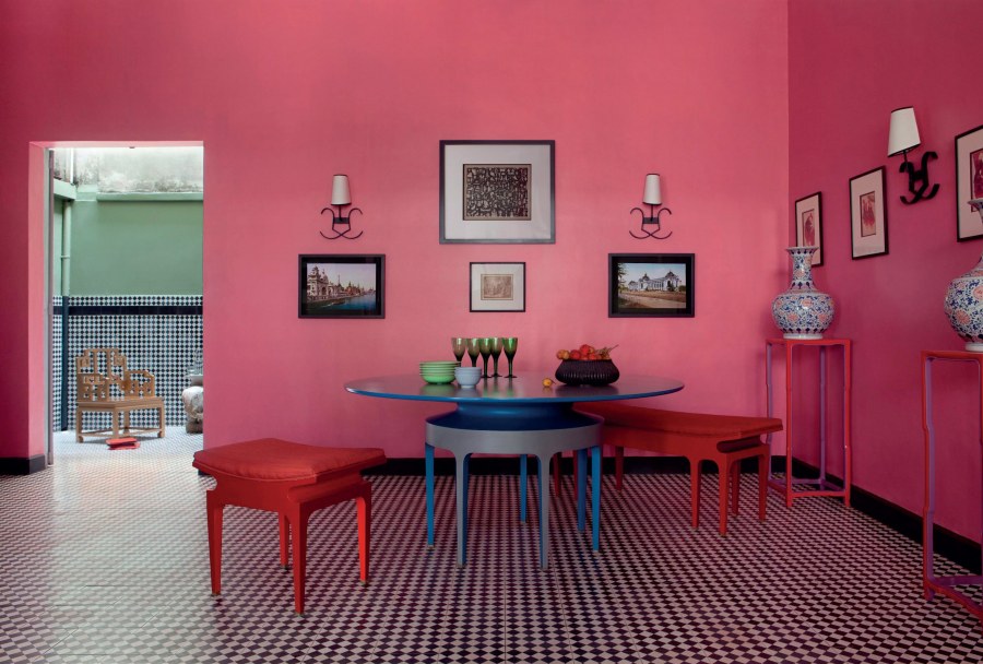 Розовые стены в кабинете