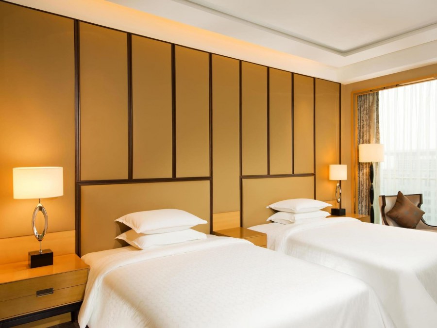 Вертикальные молдинги на стенах в интерьере